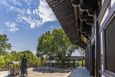 中国浙江绍兴柯岩风景区普照寺四面弥勒殿
