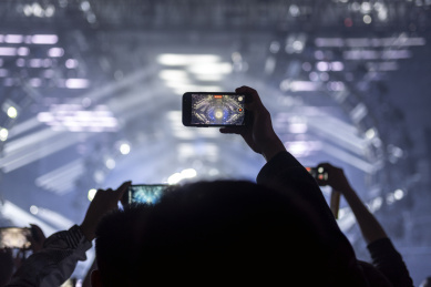 观众用手机拍摄摇滚音乐会