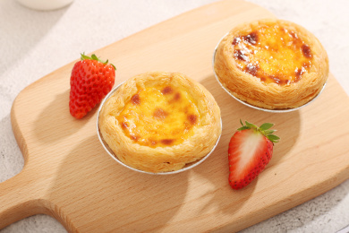 放在木托板上的蛋挞