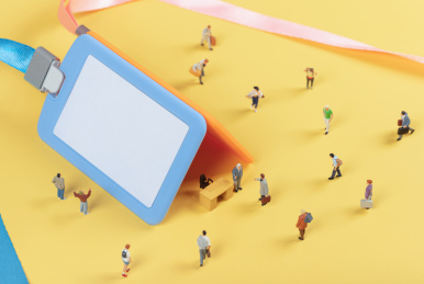 微缩创意工牌与找工作的青年