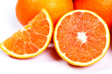 白底上放着血橙