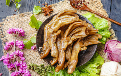 碟子里装着卤鸭脚