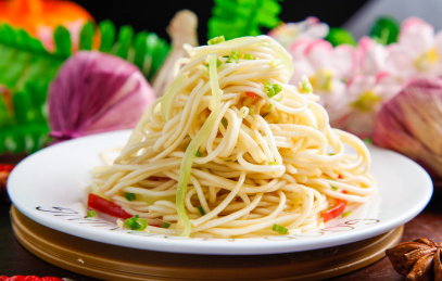 盘子里装着凉面