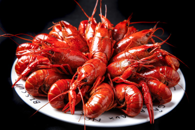 碟子里装着清蒸小龙虾