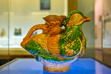 中国内蒙古赤峰博物馆鸳鸯形三彩壶