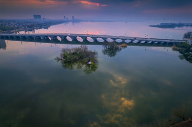 中国湖北荆门钟祥镜月湖日出航拍