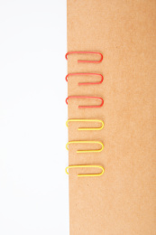 黄色和红色的回形针