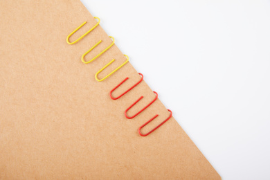 黄色和红色的回形针