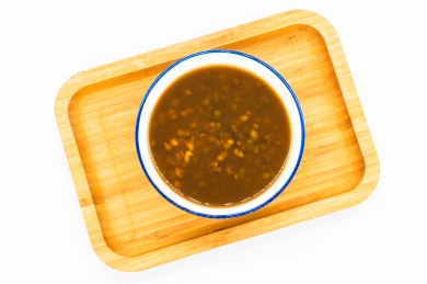 白色背景一碗绿豆糖水