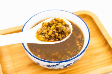 白色背景一碗绿豆糖水