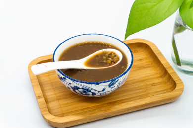 白色背景一碗绿豆糖水