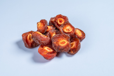 浅蓝色背景上的半梅干