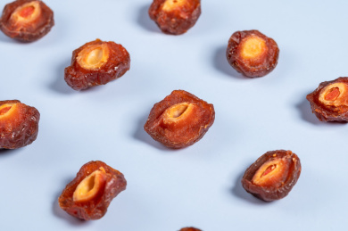 浅蓝色背景上的半梅干