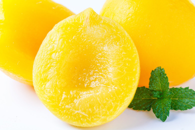 白底上放着黄桃罐头