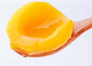 勺子上放着黄桃