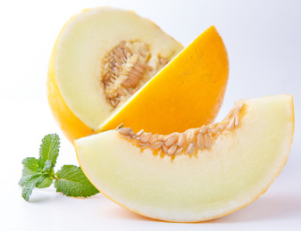 白底上放着黄金蜜瓜