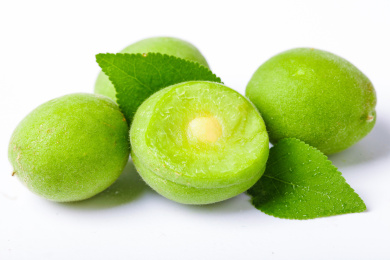 白底上摆放着青梅 青梅