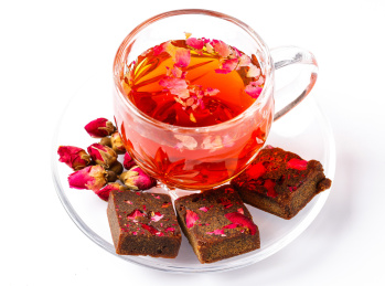 白底上放着一杯玫瑰红糖茶