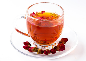 白底上放着一杯玫瑰红糖茶