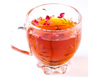 白底上放着一杯玫瑰红糖茶