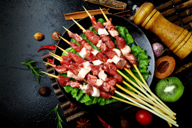 碟子里装着肉串