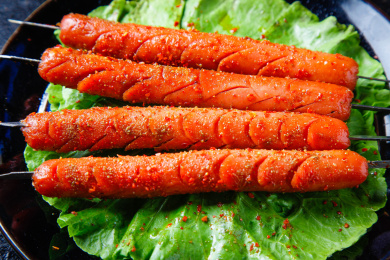 盘子里装着香辣火腿肠