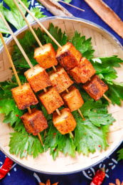 盘子里装着烤鱼豆腐