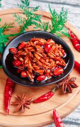 碟子里装着花生香辣酱