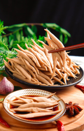 筷子夹着莜麦面鱼