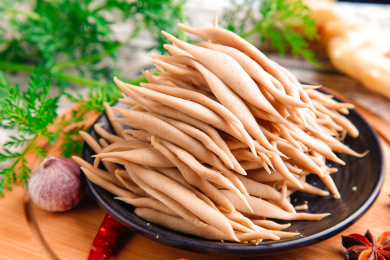 碟子里装着莜面鱼鱼