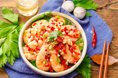 碟子里装着香辣基围虾