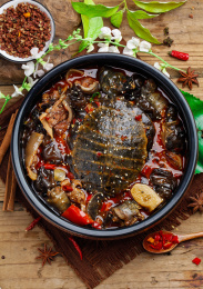 汤碟里装着烧甲鱼