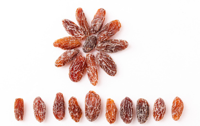 白底上摆放着盐津葡萄干