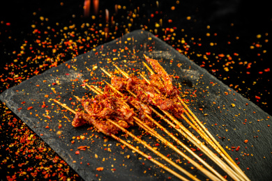 黑石板上有几串月牙骨炸串