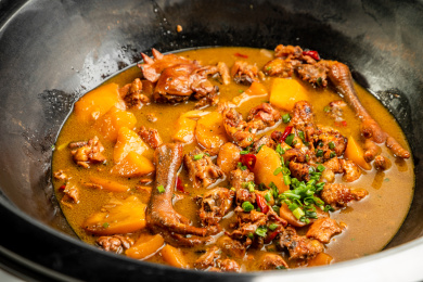 铁锅里盛着大公鸡乱炖菜