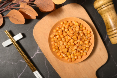 桌面上的盘子里的美味可口的脆黄豆