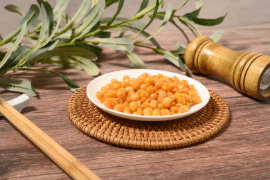 桌面上的盘子里的美味可口的脆黄豆