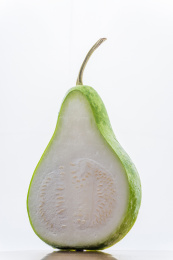 白背景前纵向剖开的新鲜葫芦食材