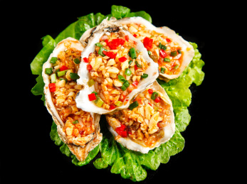 黑底上的蒜蓉生蚝