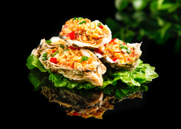 黑底上的蒜蓉生蚝