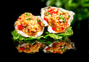 黑底上的蒜蓉生蚝