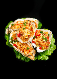 黑底上的蒜蓉生蚝