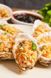 浅底上放着一盘蒜蓉生蚝