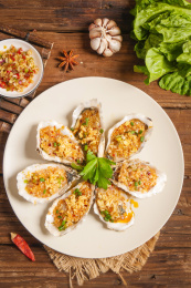 浅底上放着一盘蒜蓉生蚝