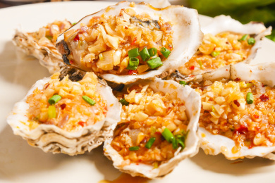 浅底上放着一盘蒜蓉生蚝