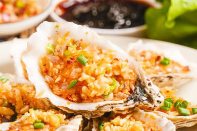 浅底上放着一盘蒜蓉生蚝