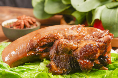 木底上的卤口条 卤口条