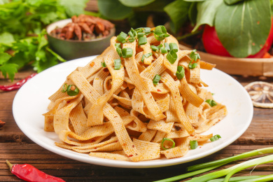 木底上放着一盘凉拌千张