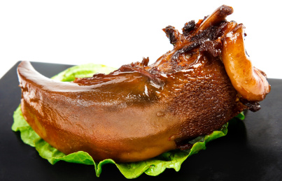 白底上放着一盘卤口条