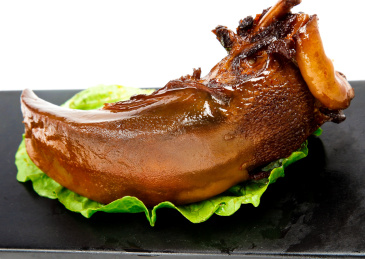 白底上放着一盘卤口条